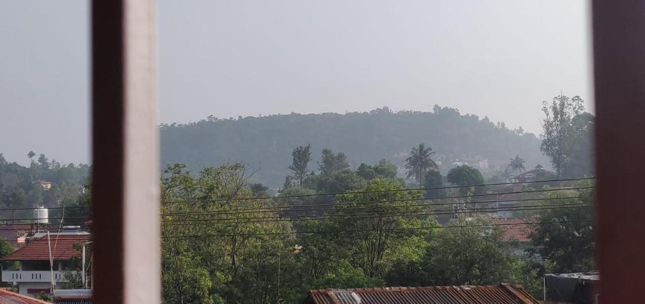 Giri'S Homestay Мадикери Экстерьер фото